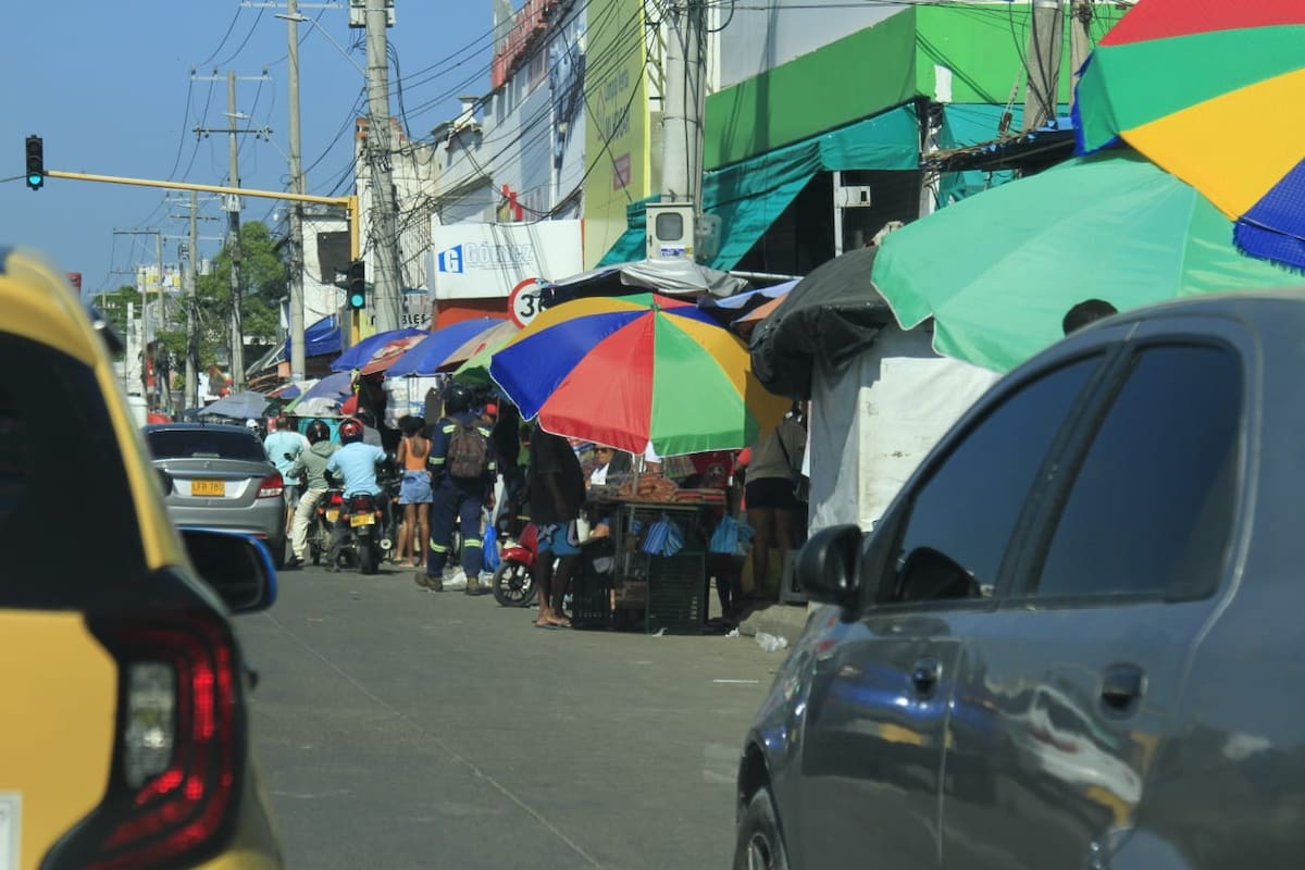 Dinámica y movilidad en el Mercado de Bazurto este domingo 7, Día de las Velitas. // Foto: Julio Castaño Beltrán - El Universal