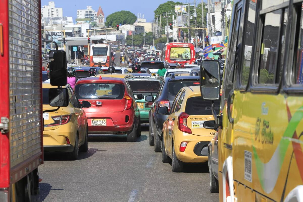 Dinámica y movilidad en el Mercado de Bazurto este domingo 7, Día de las Velitas. // Foto: Julio Castaño Beltrán - El Universal