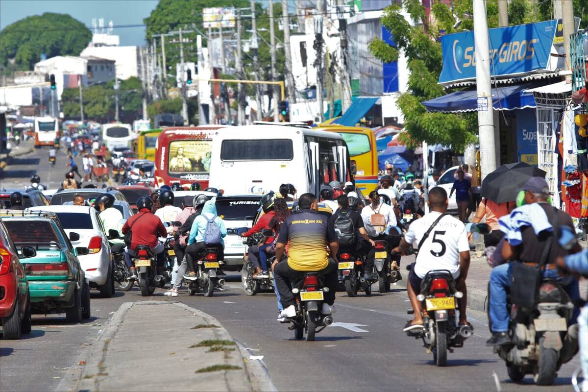 Dinámica y movilidad en el Mercado de Bazurto este domingo 7, Día de las Velitas. // Foto: Julio Castaño Beltrán - El Universal