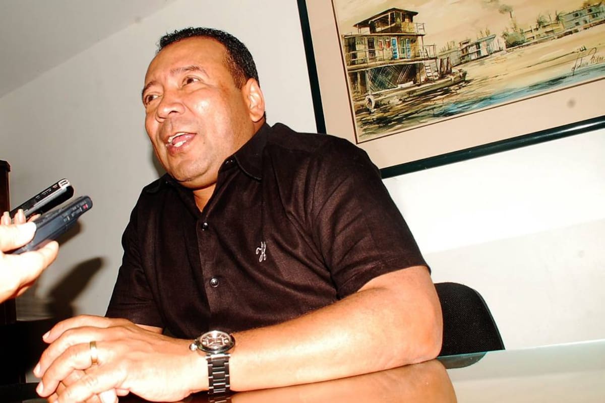 Aunque está radicado en Bogotá desde hace 27 años, Enaldo Barrera se pasa por el Puerto Petrolero con mucha frecuencia para regalar un poco de su música. (Foto: Edgar Pernett/VANGUARDIA LIBERAL)