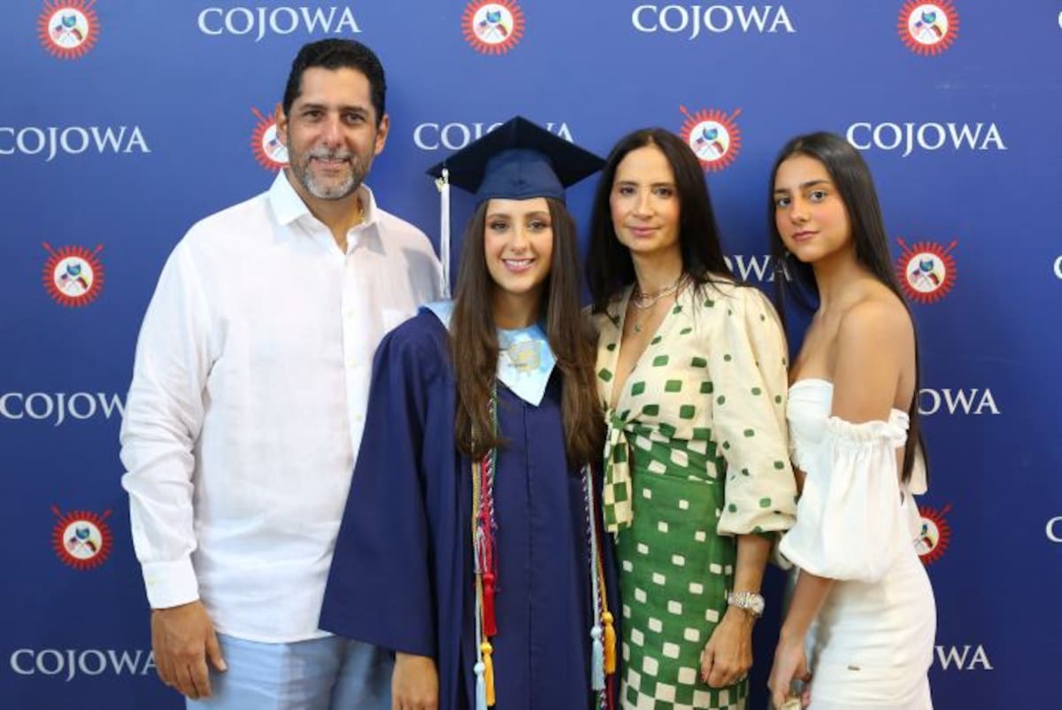 Dionisio Vélez, Sandra Vélez, María Victoria Donado y Estefanía Vélez.