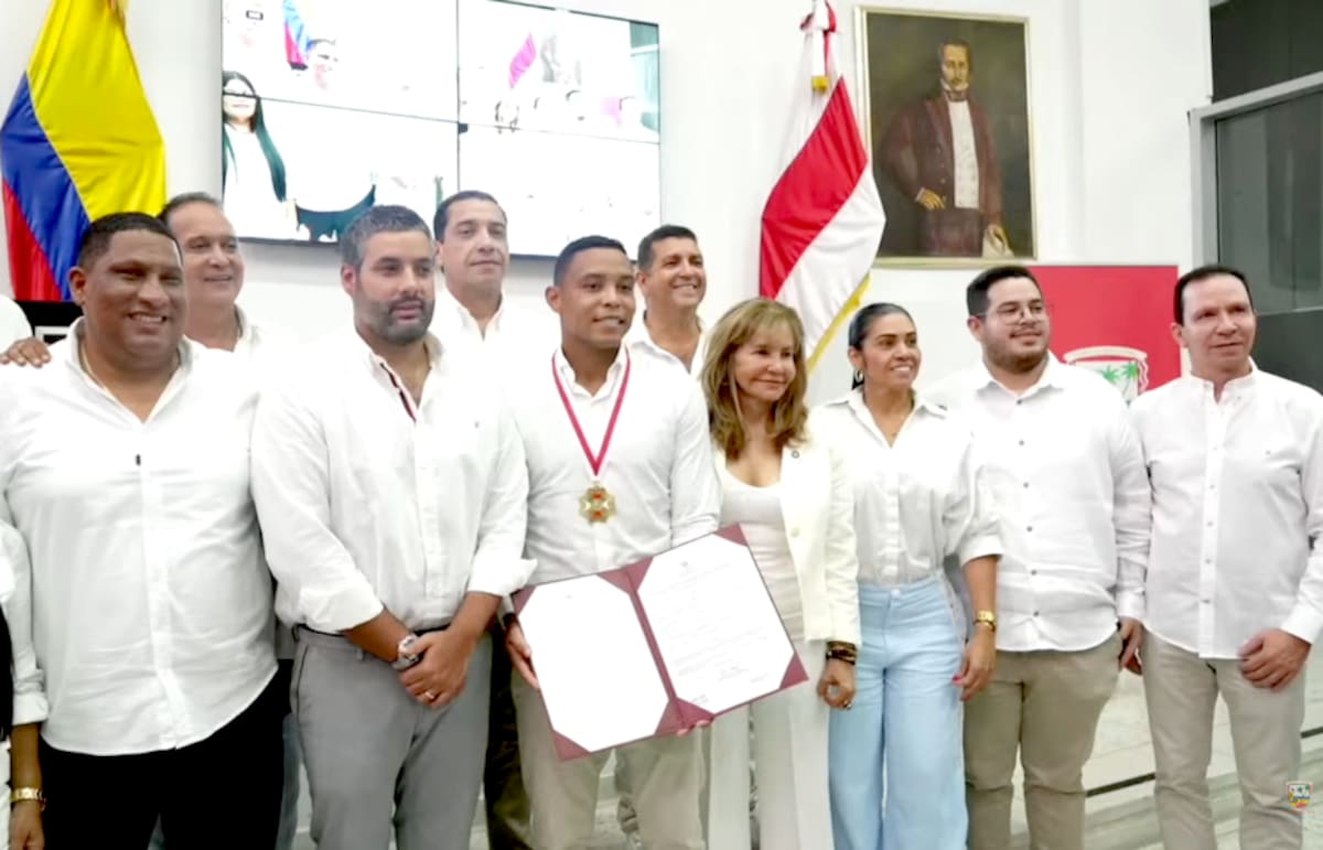 Los diputados del Atlántico posan junto a Luis Fernando Muriel, quien fue exaltado con la Orden de Barlovento entregada por la Asamblea Departamental del Atlántico. /Cortesía ADDA.