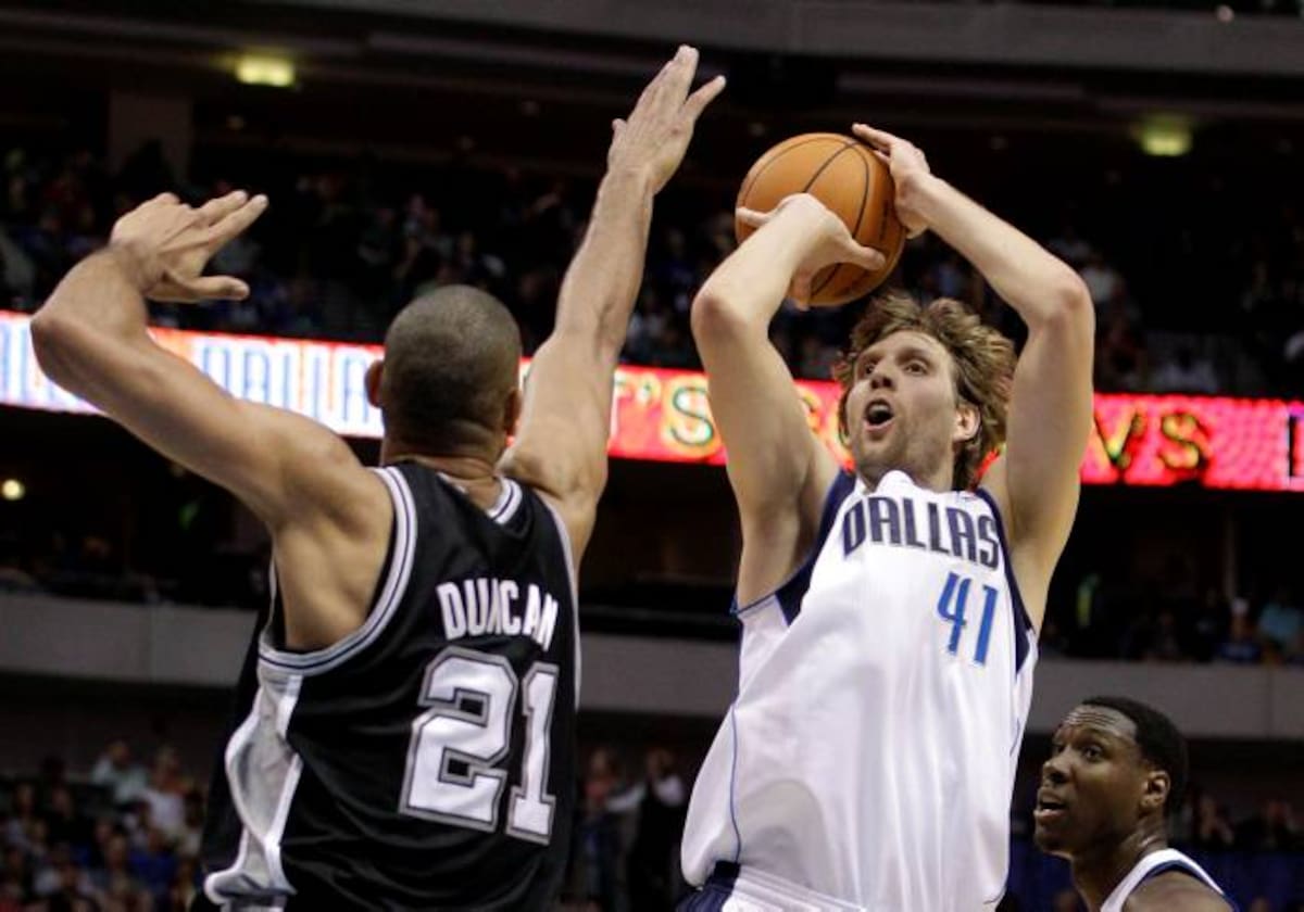 Nowitzki anotó 27 puntos, peleó los balones sueltos e hizo varios gritos de euforia durante el partido en el que los Mavericks derrotaron el sábado en la noche por 106-99 a los Spurs. AP Tony Gutierrez
