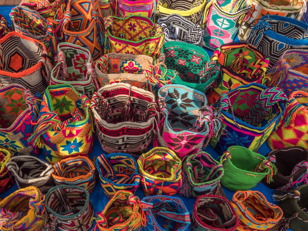 Mochilas elaboradas por manos wayúu.