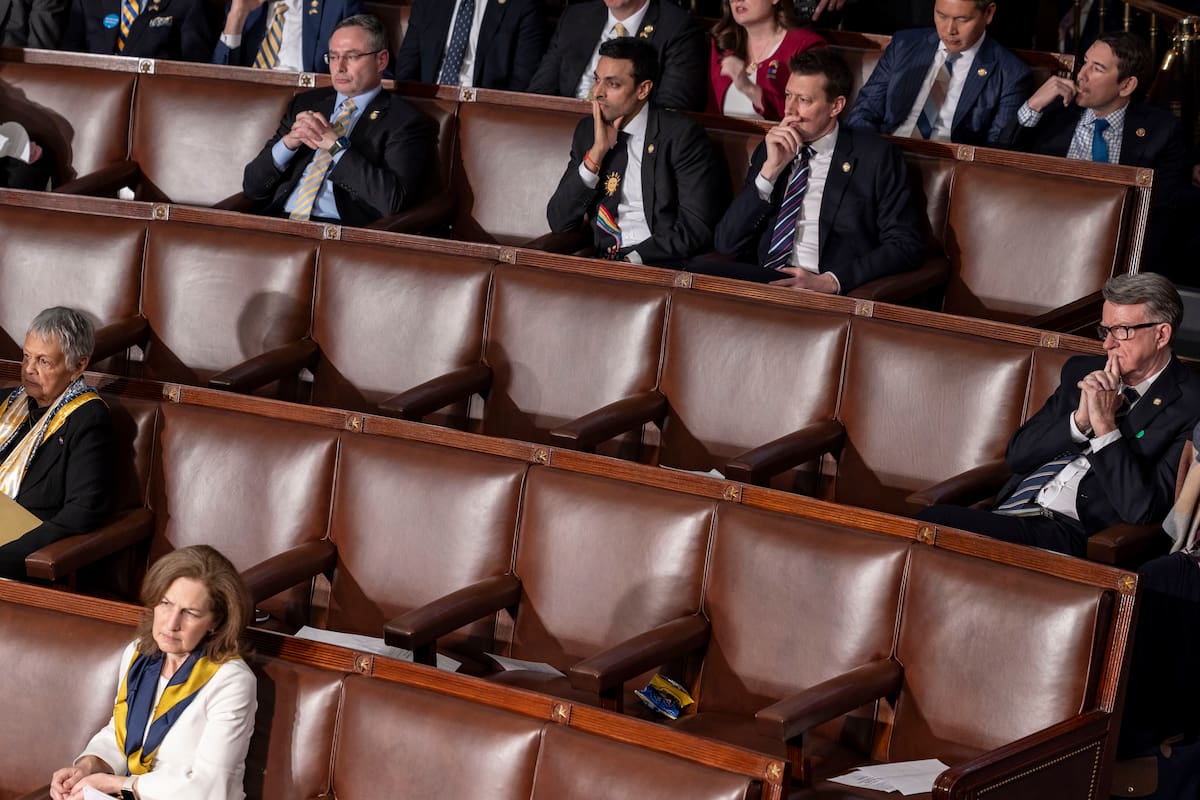 Asientos dejados vacíos por los legisladores demócratas que se marcharon durante el discurso del presidente estadounidense Donald Trump en una sesión conjunta del Congreso de los Estados Unidos en el Capitolio de los Estados Unidos en Washington, DC. //EFE