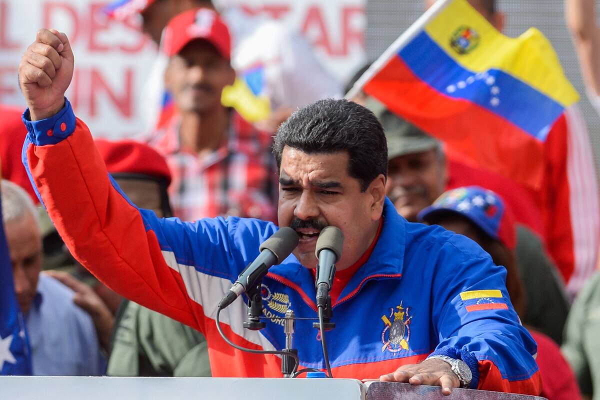 Maduro pide a policías “derrotar a las conspiraciones” de la oposición
