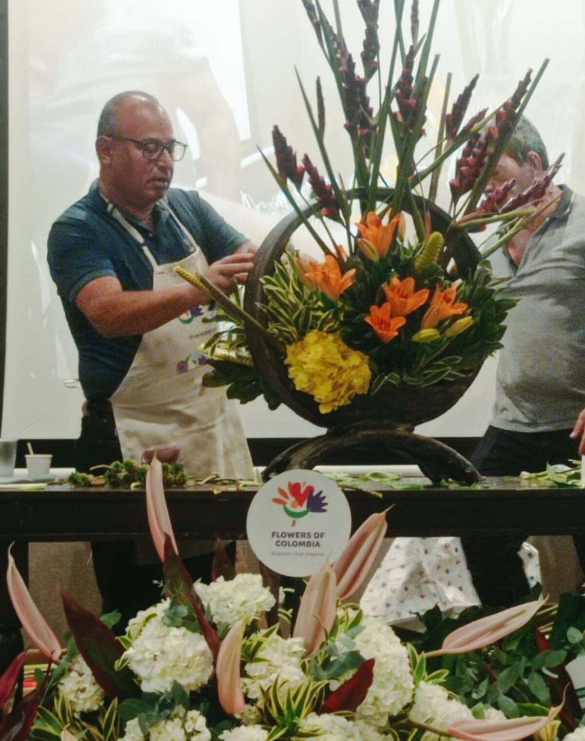 Jorge Alberto Mahé, diseñador floral en el taller del 'Show Floral', en Cartagena. //Zenia Valdelamar- El Universal