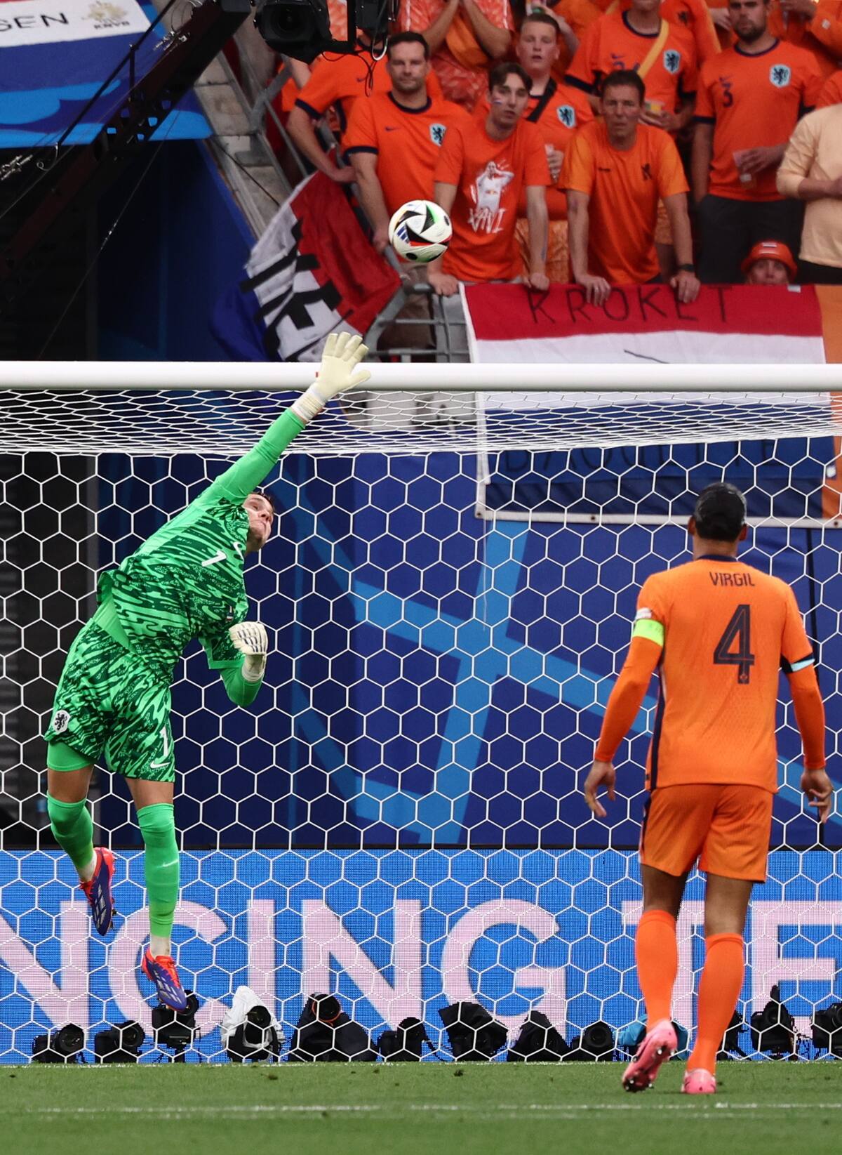 El portero Bart Verbruggen de Holanda en acción durante el partido de fútbol del Grupo D de la UEFA EURO 2024 entre Holanda y Francia, en Leipzig, Alemania, el 21 de junio de 2024. //EFE
