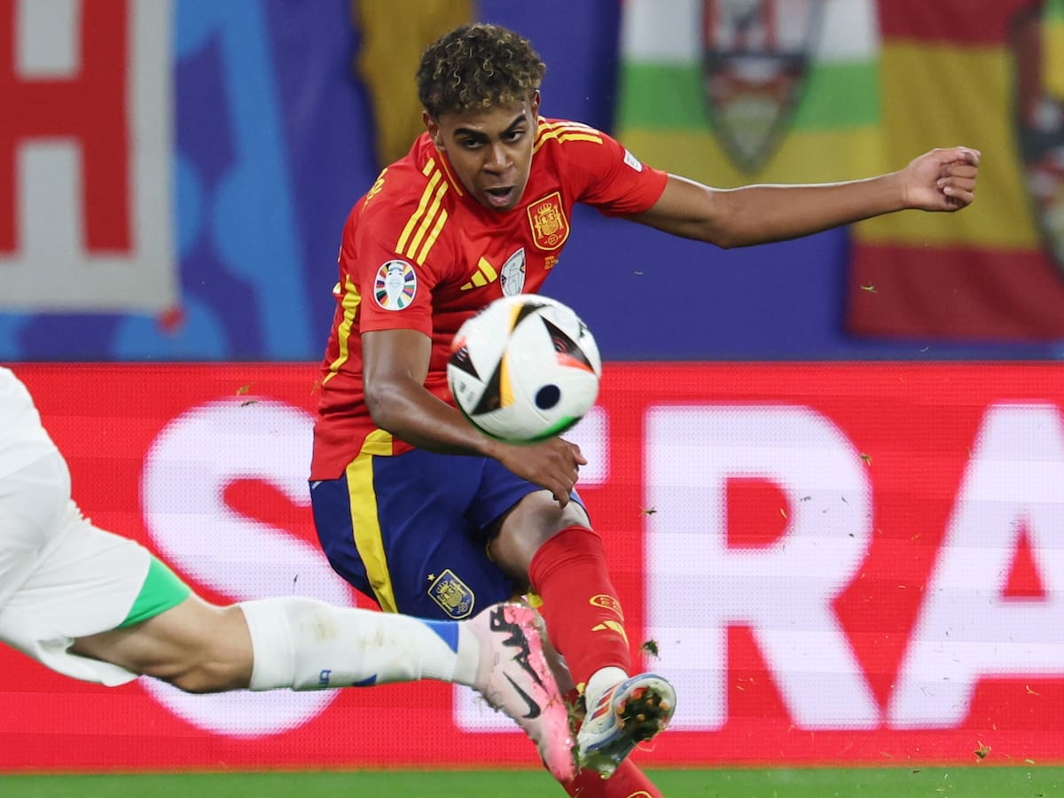 Lamine Yamal de España en acción durante el partido de fútbol del grupo B de la UEFA EURO 2024 entre España e Italia, en Gelsenkirchen, Alemania, el 20 de junio de 2024. //EFE