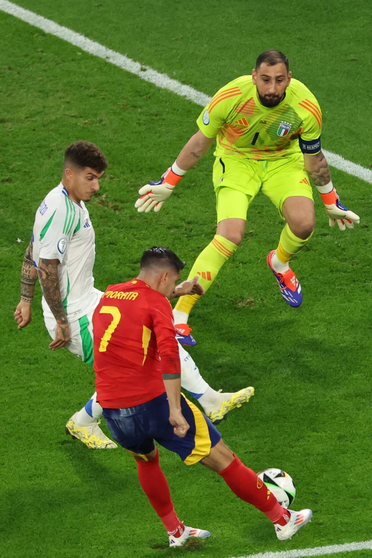 Álvaro Morata de España en acción contra el portero Gianluigi Donnarumma (d) y Giovanni di Lorenzo (L) de Italia durante el partido de fútbol del grupo B de la UEFA EURO 2024 entre España e Italia, en Gelsenkirchen, Alemania. //EFE