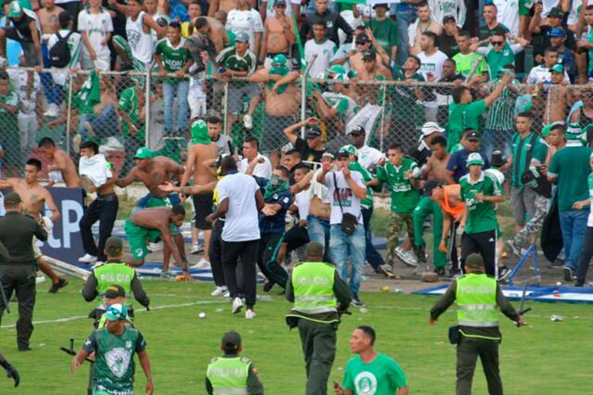 Sancionan al Deportivo Cali por agresiones de hinchas a futbolistas