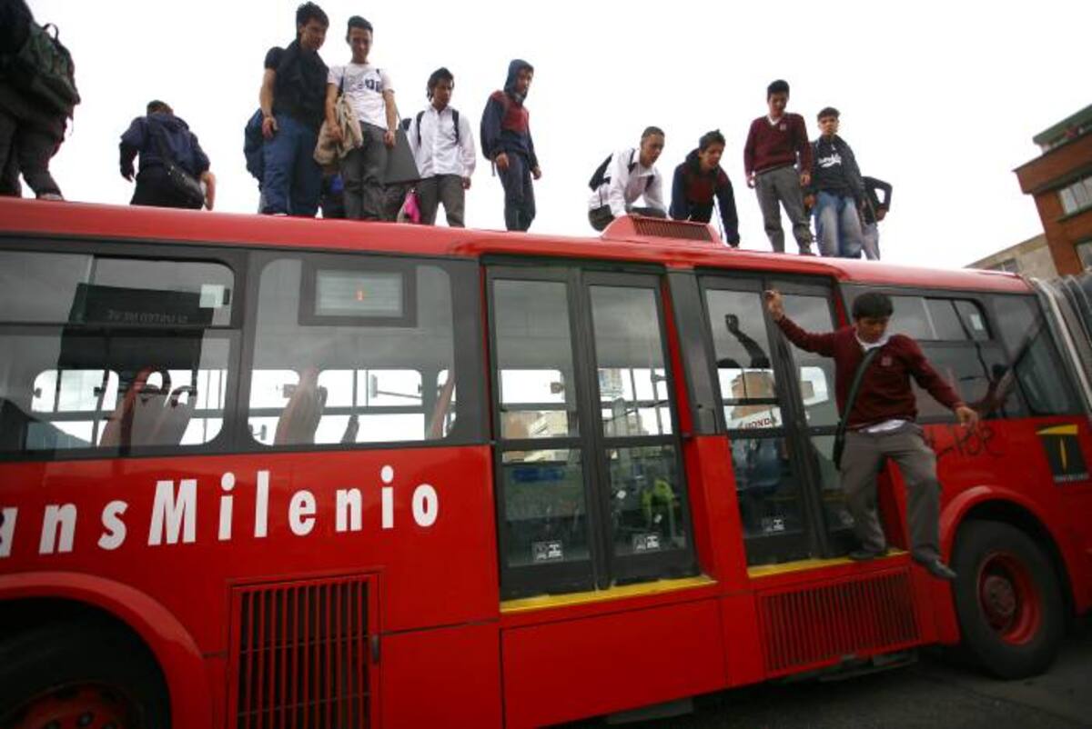 Disturbios en Bogotá en el sistema Transmilenio. Los manifestantes se enfrentaron a piedra contra la fuerza pública. COLPRENSA