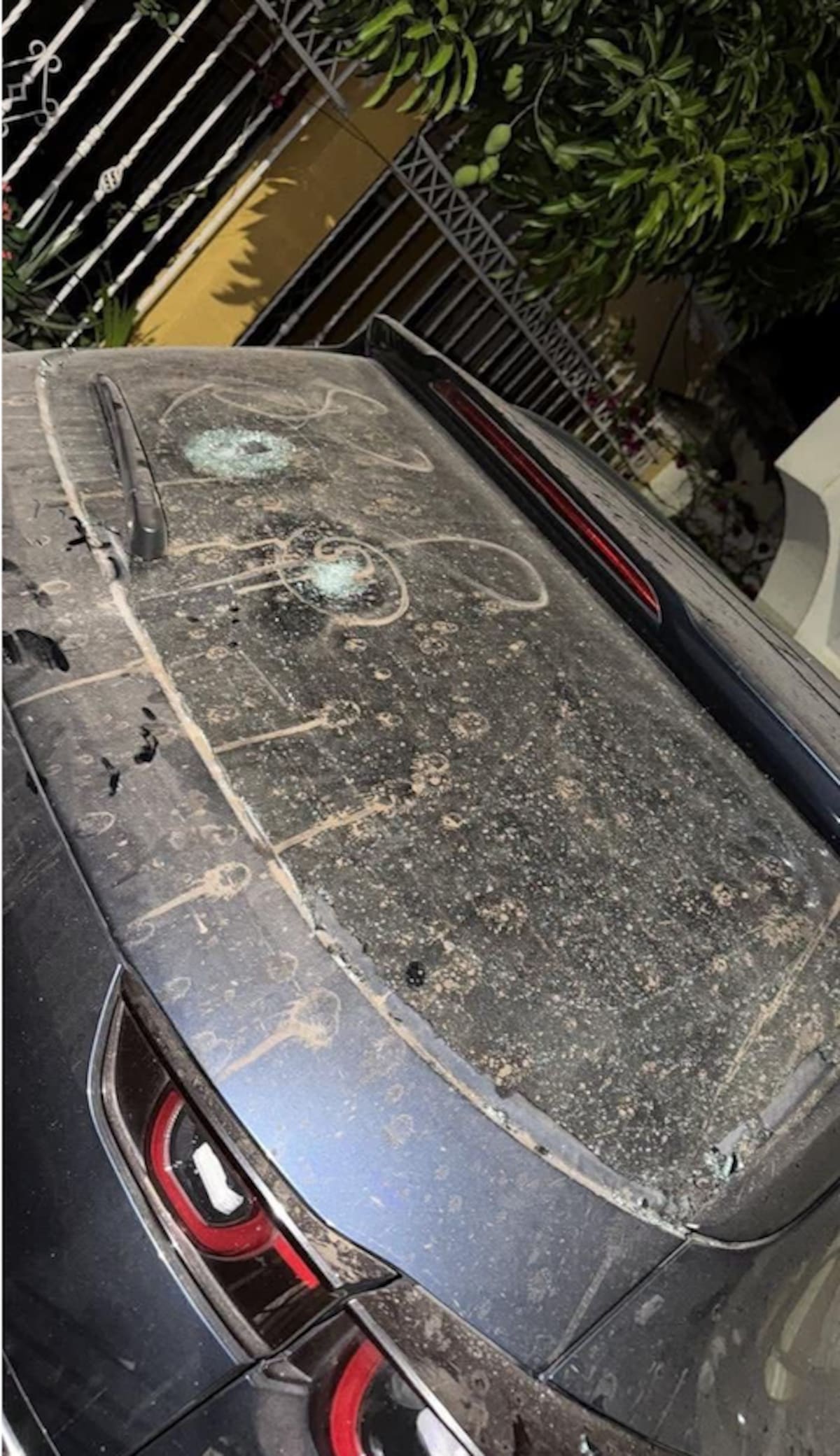 El carro de la alcaldesa de campo de la Cruz, Vanessa Torres Guette, también fue atacada o piedras..//Cortesía Red de Cooperantes.