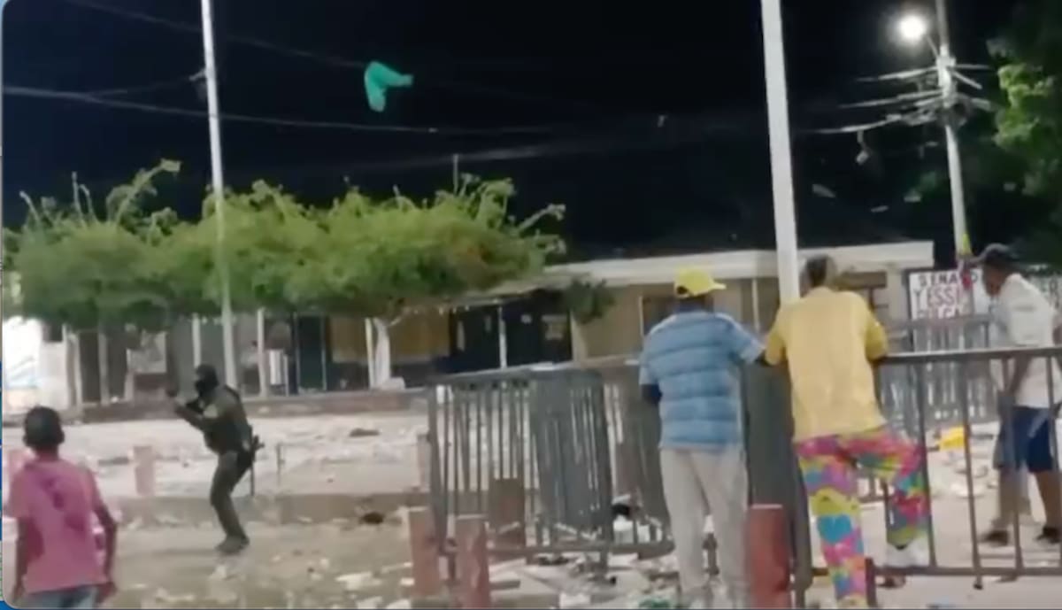 La Policía tuvo que intervenir para controlar los disturbios que se presentaron en la plaza principal de Campo de la Cruz, Atlántico..//Cortesía Red de Cooperantes.