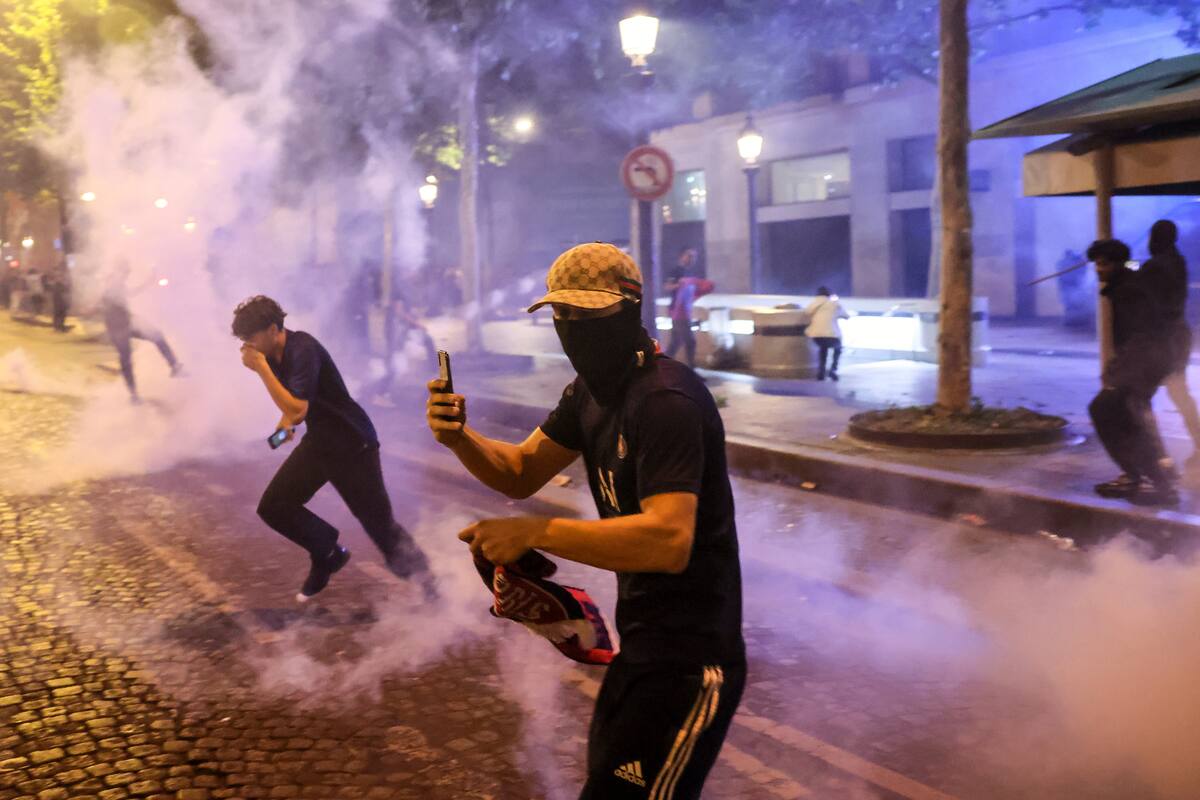 Jóvenes se enfrentan con fuerzas policiales después del partido final de la Liga de Campeones entre el París Saint-Germain y el Inter de Milán el sábado 31 de mayo de 2025 en el Palacio del Elíseo en París. //AP
