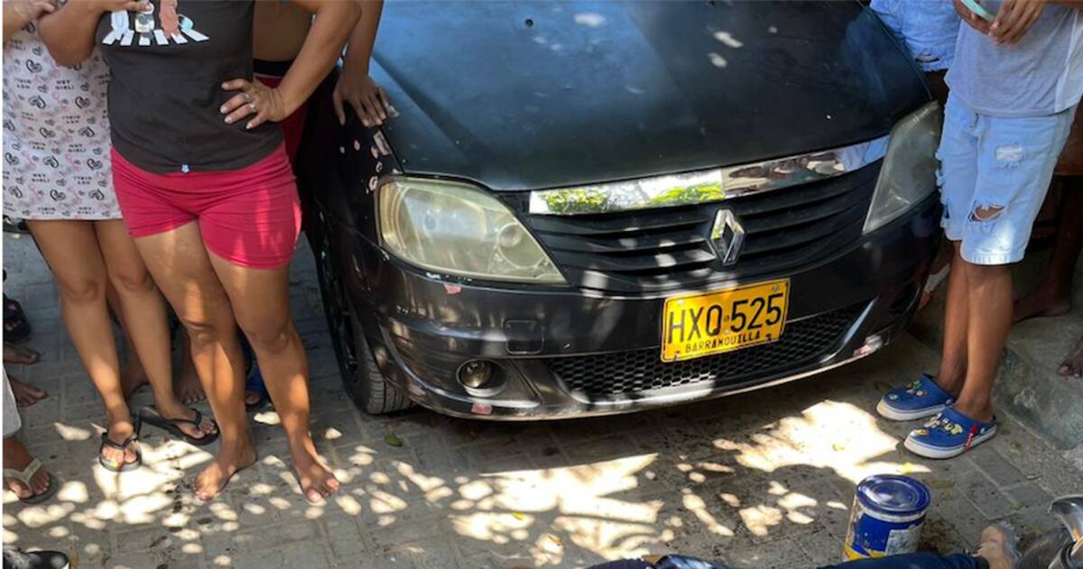 Varios curiosos llegaron a lugar donde un expolicía y su primo fueron asesinados por sicarios que los abordaron en vía pública del barrio San Carlos de Puerto Colombia.//Cortesía Red de Cooperantes.