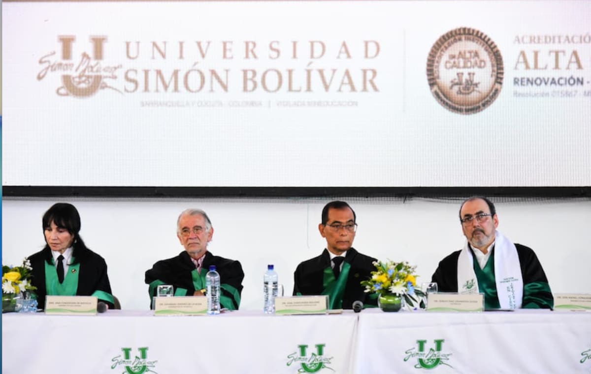 El homenajeado Sergio Díaz-Granados Guida (der), presidente ejecutivo del Banco de Desarrollo de América Latina y el Caribe, CAF, durante el acto celebrado en la Universidad Simón Bolívar de Barranquilla.//Cortesía Gobernación del Atlántico.