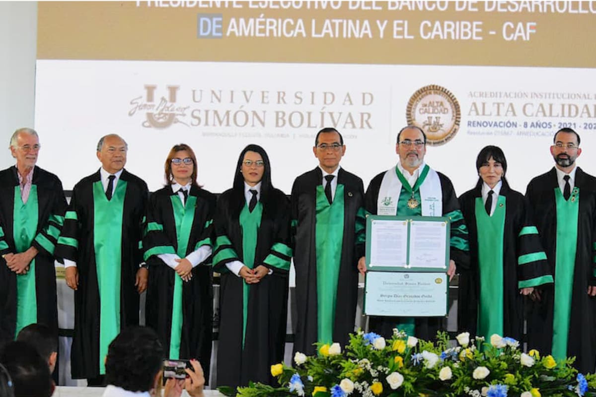 Sergio Díaz-Granados recibió el título Honoris Causa de la Universidad Simón Bolívar