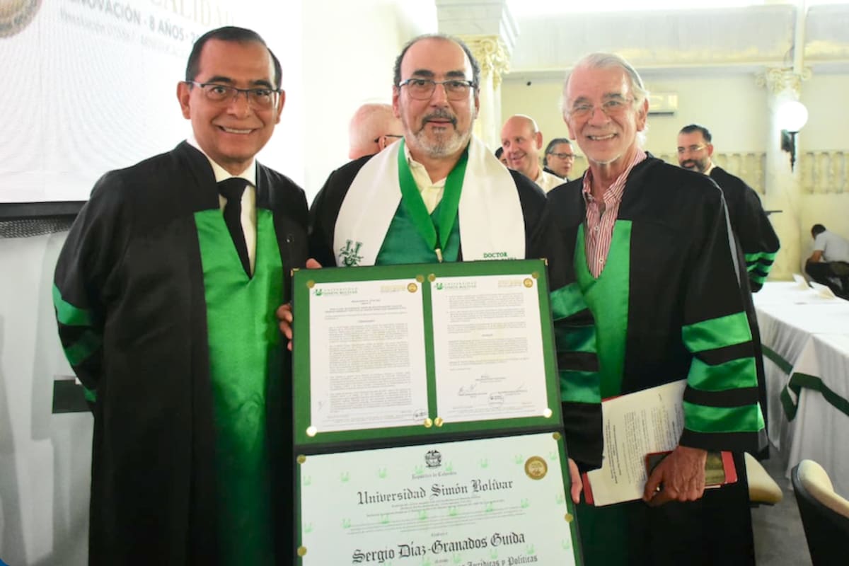 En la fotografía aparecen: José Consuegra Bolívar, rector de la Universidad Simón Bolívar de Barranquilla; Sergio Díaz-Granados Guida, presidente ejecutivo del Banco de Desarrollo de América Latina y el Caribe, CAF, y Eduardo Verano De la Rosa, gobernador del Atlántico.//Cortesía Gobernación del Atlántico.