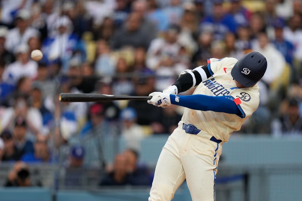 Shohei Ohtani, de los Dodgers de Los Ángeles, conecta un sencillo durante la primera entrada de un partido de béisbol contra los Cachorros de Chicago. //Foto, AP: Mark J. Terrill
