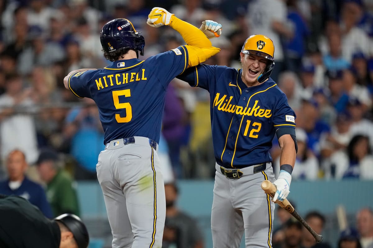 El jardinero central de los Milwaukee Brewers, Garrett Mitchell (5), celebra su jonrón solitario con el campocorto Cooper Pratt durante la séptima entrada del tercer partido de la Serie de Campeonato de la Liga Nacional de béisbol entre los Milwaukee Brewers y los Los Angeles Dodgers. //Foto, AP: Ashley Landis
