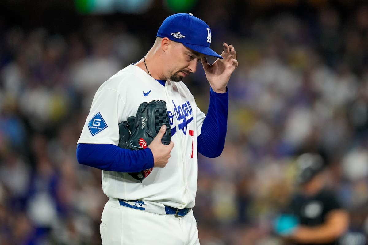 El lanzador de los Dodgers de Los Ángeles, Blake Snell, abandona el montículo durante la séptima entrada del tercer partido de la Serie de Campeonato de la Liga Nacional de béisbol entre los Brewers de Milwaukee y los Dodgers de Los Ángeles. //Foto, AP: Ashley Landis