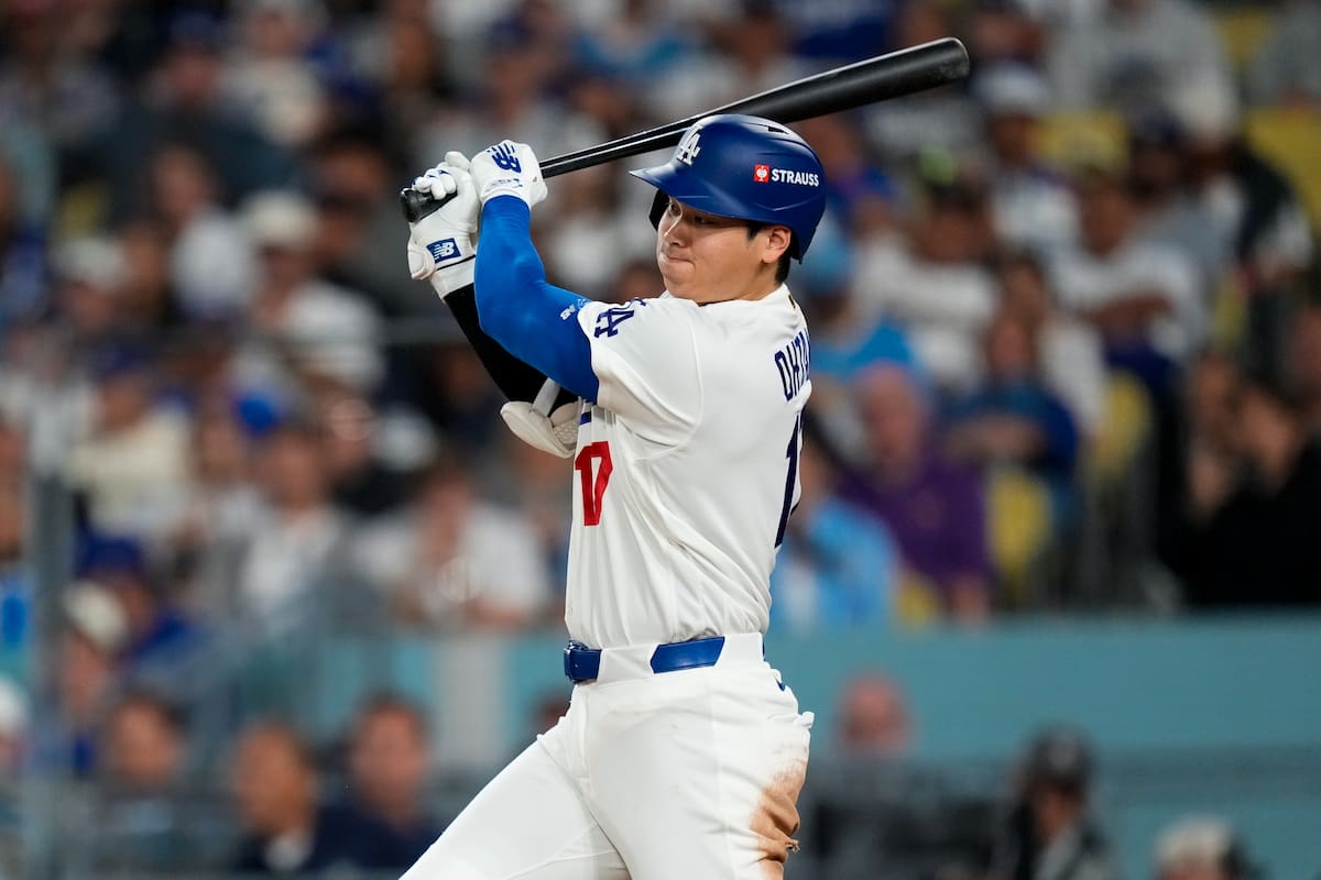 El bateador designado de los Dodgers de Los Ángeles, Shohei Ohtani, completa el movimiento de su swing tras conectar un hit durante la octava entrada del tercer partido de la Serie de Campeonato de la Liga Nacional de béisbol entre los Cerveceros de Milwaukee y los Dodgers de Los Ángeles. //Foto, AP: Ashley Landis