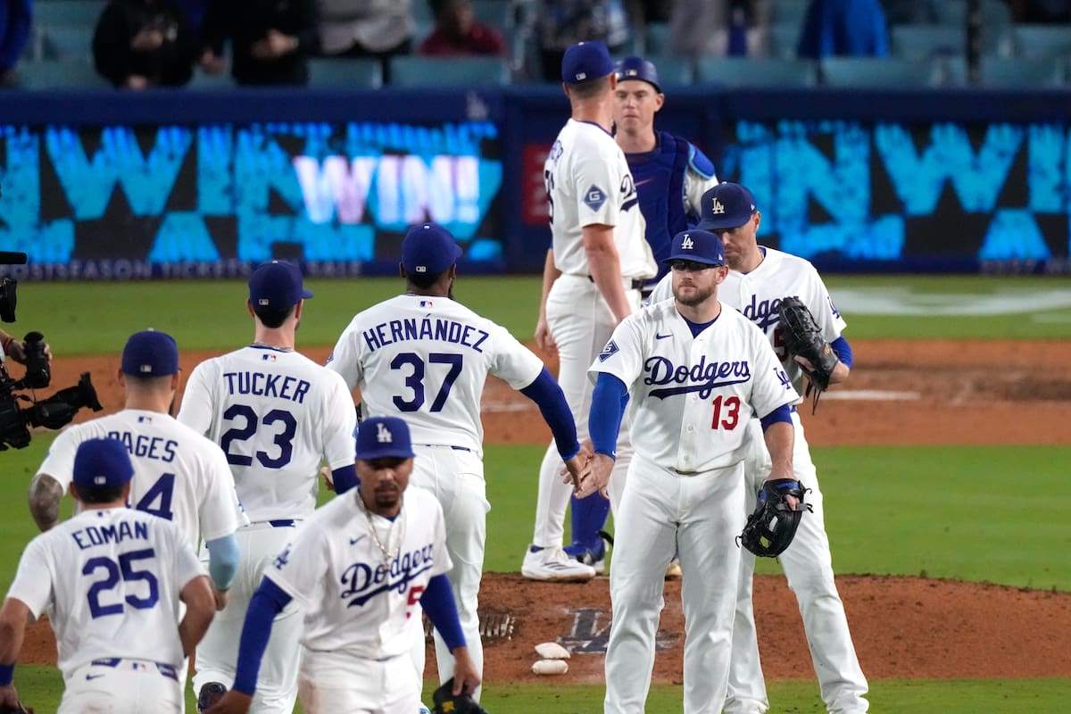 Miembros de los Dodgers de Los Ángeles se felicitan tras derrotar a los Padres de San Diego. Foto, AP: Mark J. Terrill