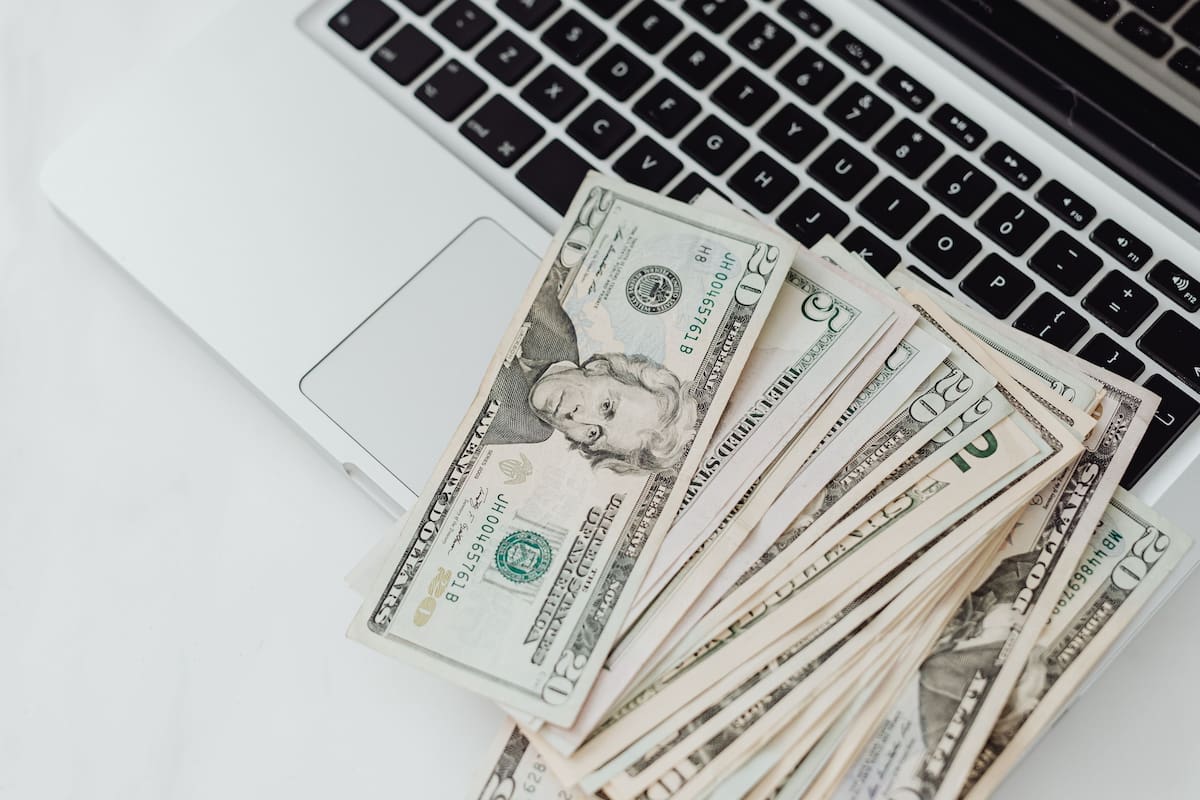 Dólar cerró a la baja y sigue marcando mínimos históricos