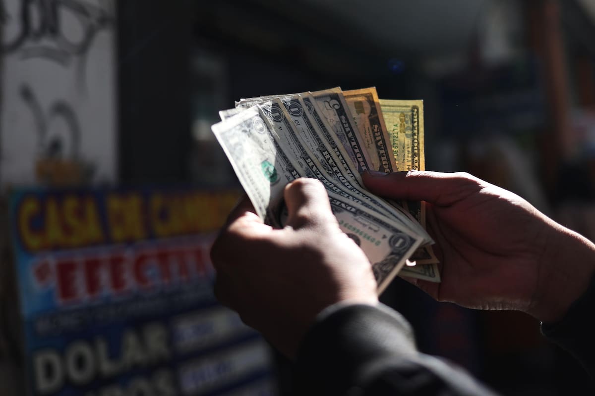 Dólar en Colombia arranca la semana con leve alza frente a la TRM