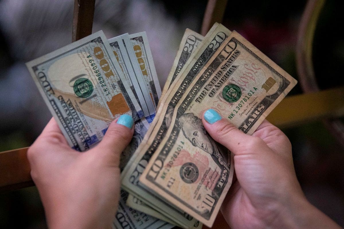 Detienen a mujer por comercializar dólares falsos procedentes de Colombia