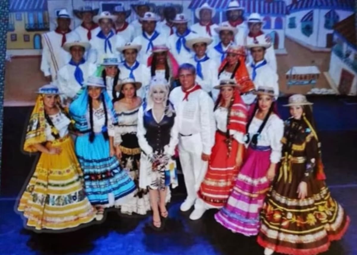 Dolly Parton con el Ballet Nacional de Colombia. //Foto: @balletnacionalcol.