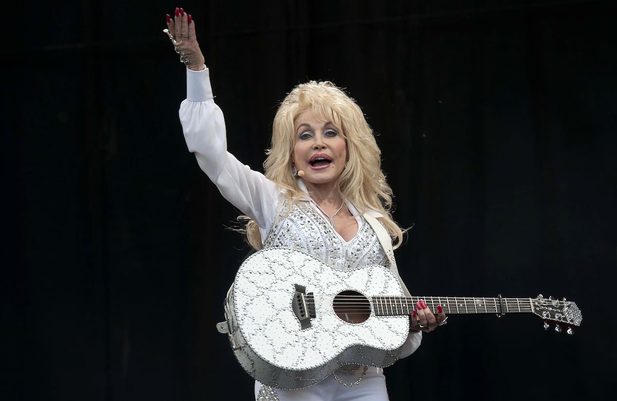 Dolly Parton actuando en el escenario Pyramid del Festival de Artes Escénicas Contemporáneas de Glastonbury 2014. //Foto: EFE.