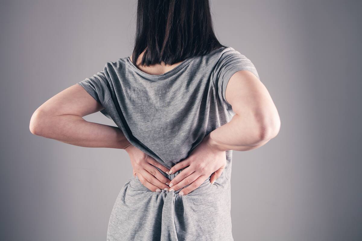 El dolor de espalda es uno de los síntomas del cáncer de ovario que puede pasar desapercibido. //123RF.