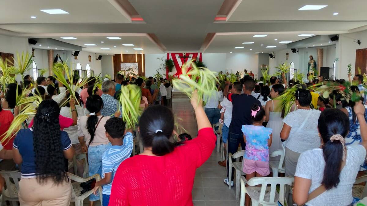 Varios feligreses cartageneros se reúnen para vivir el Domingo de Ramos. // Foto: Luis Herrán.
