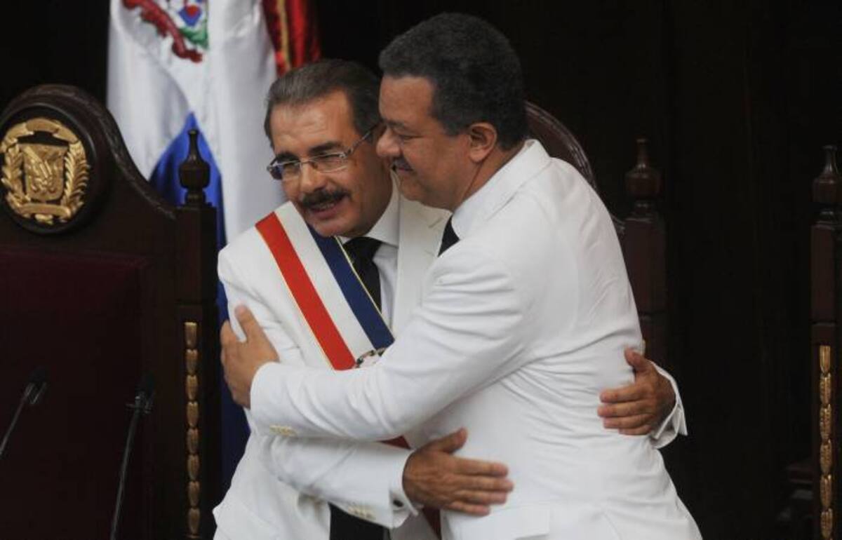 Danilo Medina con su antecesor, Leonel Fernández. AP