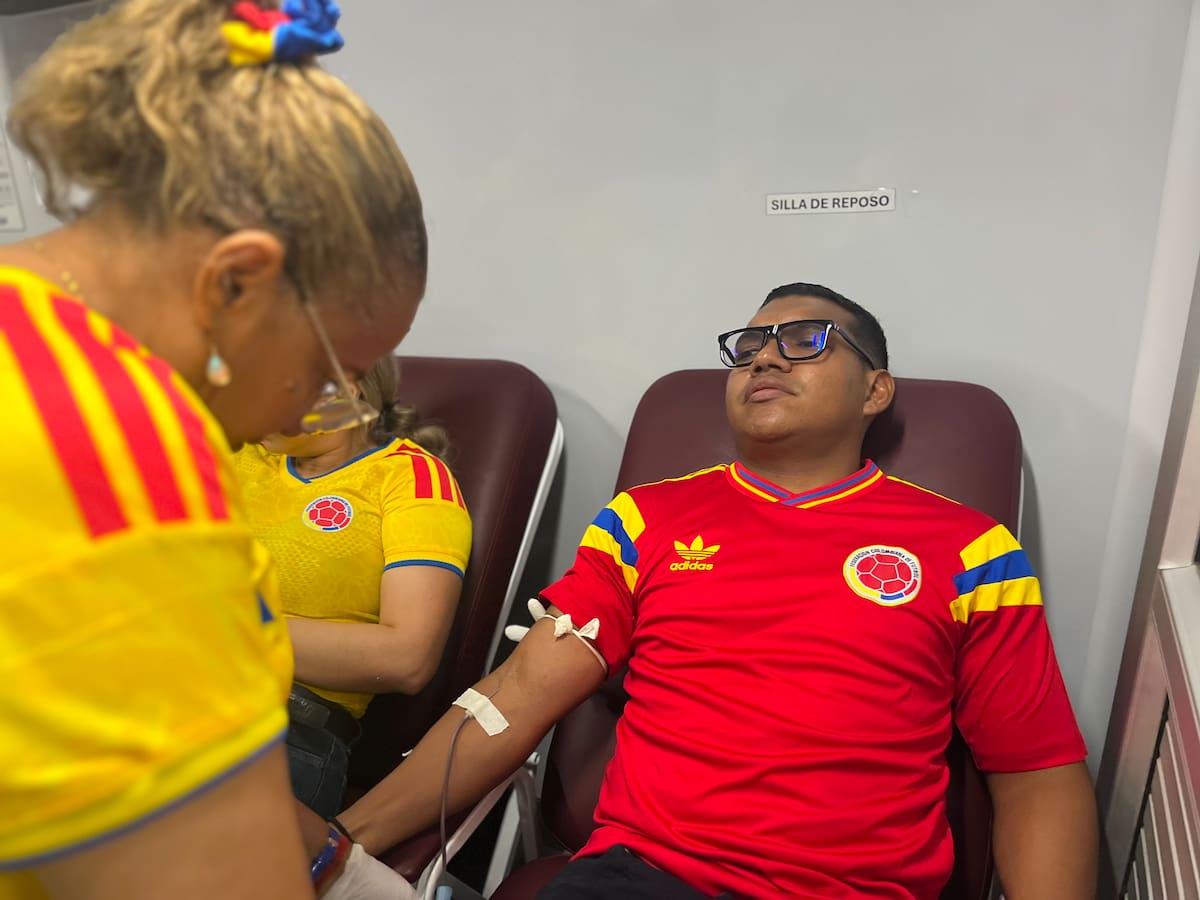 La población civil también se dirigió hacia el Hospital Naval para donar sangre. // Cortesía: Honac.