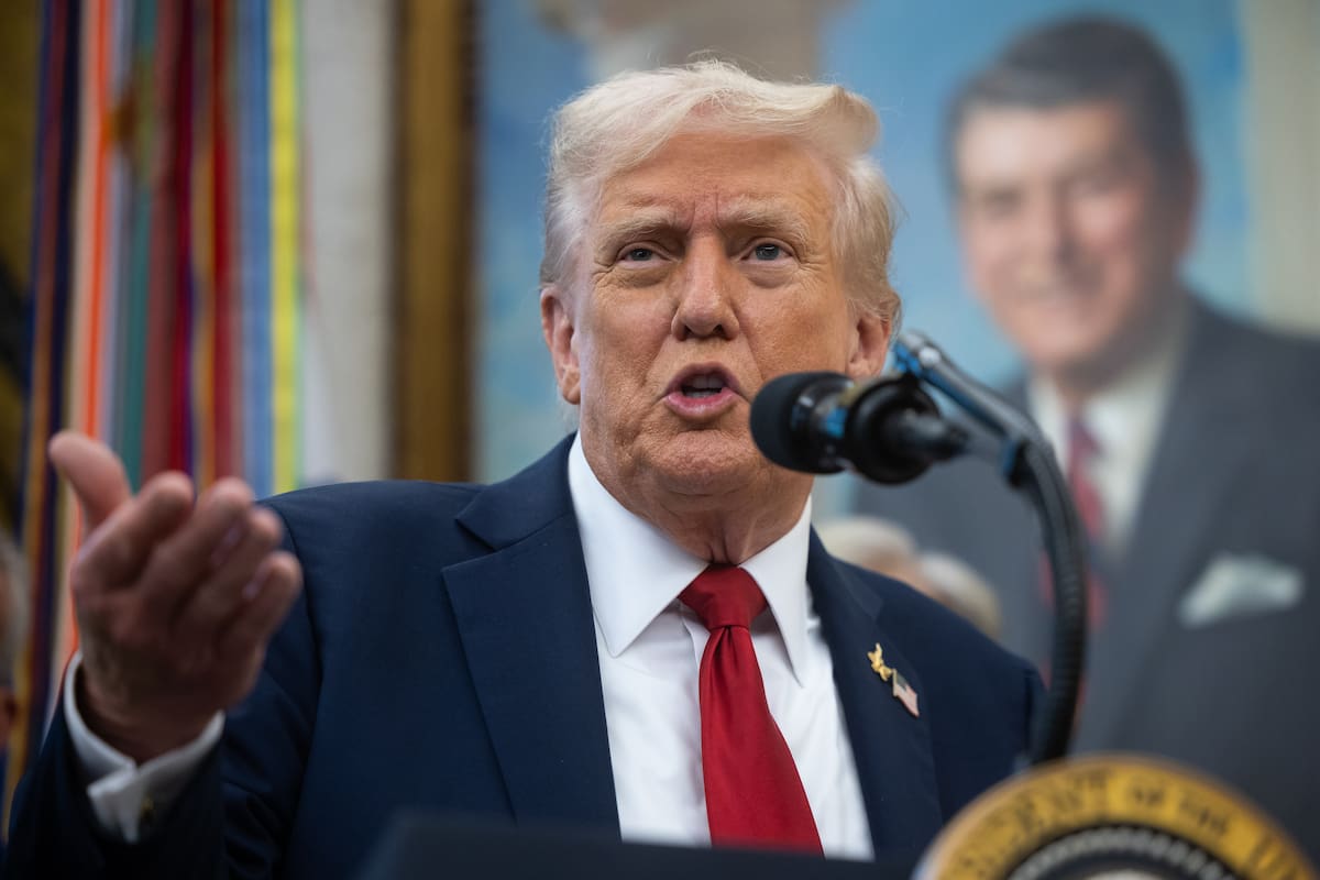 El presidente de Estados Unidos, Donald Trump, habla el Despacho Oval de la Casa Blanca en Washington. // EFE/FRANCIS CHUNG