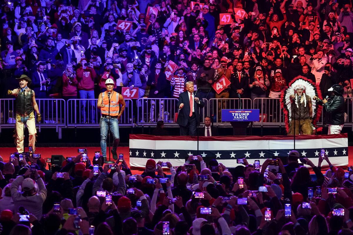 El presidente electo de Estados Unidos, Donald Trump (c), baila en el escenario mientras el grupo Village People actúa en un mitin en el Capital One Arena en Washington, DC (EE.UU.). //EFE