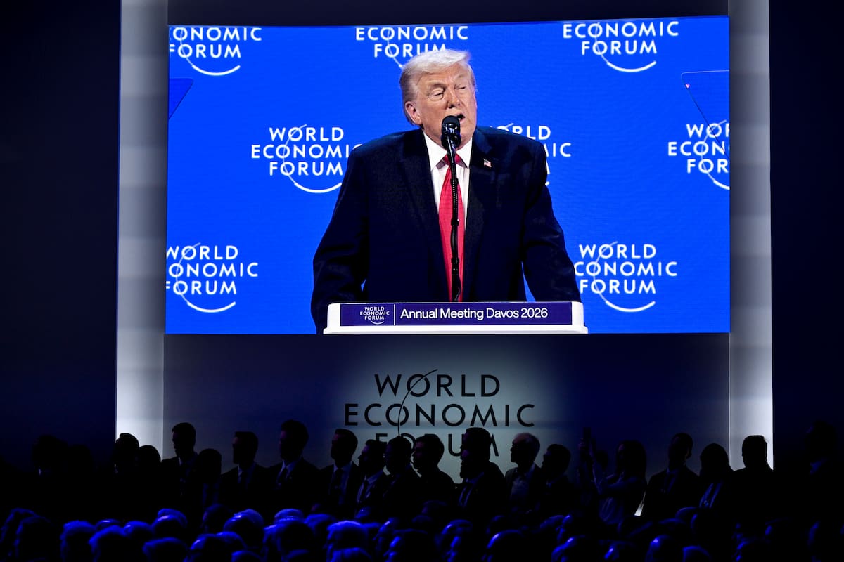 Donald Trump dice que EE. UU. “mantiene el mundo entero a flote”