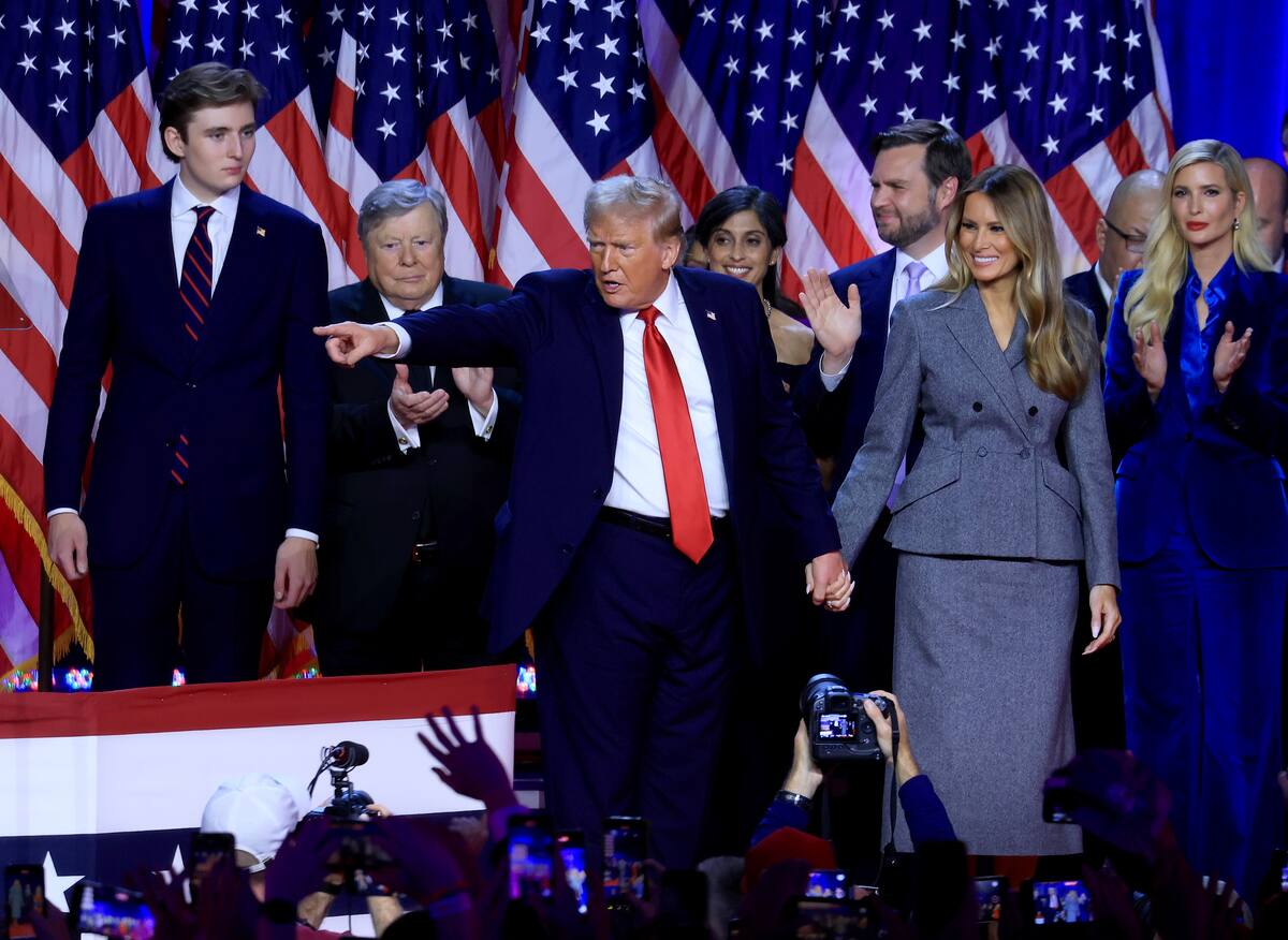 El candidato presidencial estadounidense por el partido republicano Donald Trump (c) junto con su mujer Melania Trump (d) se proclama vencedor de las elecciones ante sus seguidores. //EFE
