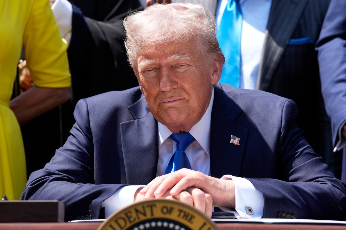 Donald Trump causa revuelo al vestirse de papa: ¿provocación o parodia?
