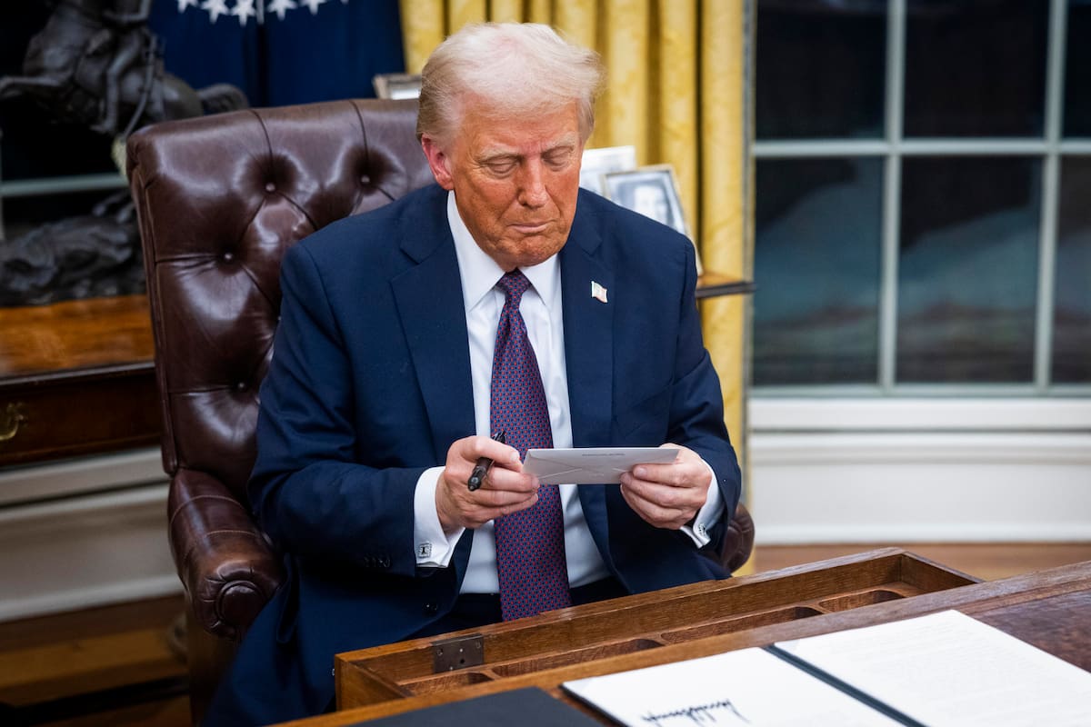 El presidente de Estados Unidos, Donald Trump, mira una carta que el expresidente Joe Biden le dejó en el cajón del escritorio. //EFE