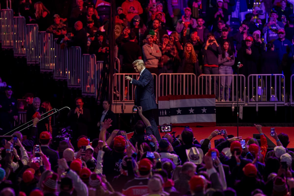 El presidente electo de Estados Unidos, Donald Trump, se despide de sus seguidores en el estadio Capital One Arena este domingo en Washington (EE.UU.). //EFE