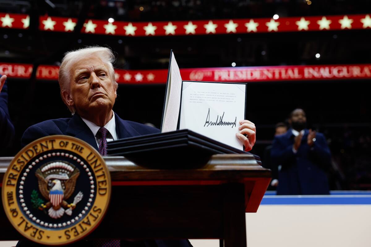 El presidente de Estados Unidos, Donald Trump, sostiene una orden ejecutiva después de firmarla durante un evento inaugural en el Capital One Arena en Washington, DC. EFE/EPA/ANNA MONEYMAKER / POOL
