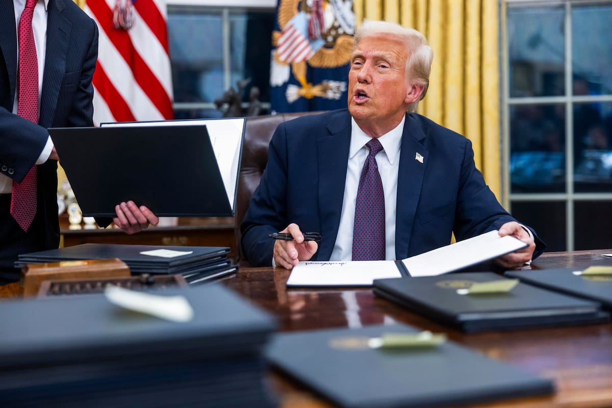 El presidente de Estados Unidos, Donald Trump, firma numerosas órdenes ejecutivas. //EFE