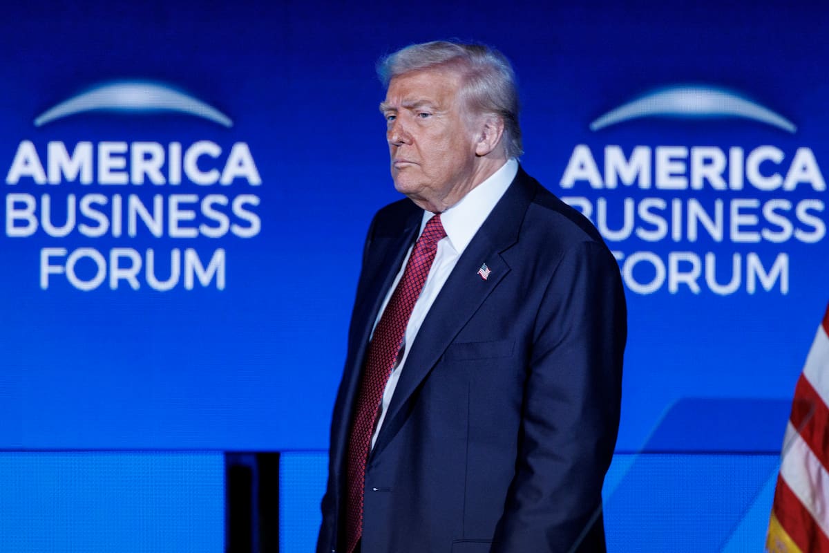 Trump hace gesto obsceno a trabajador tras ser increpado: “protector de pedófilos”