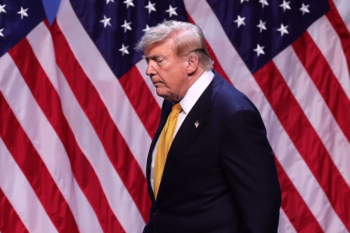 Donald Trump dice que evalúa un “ataque masivo” contra Irán