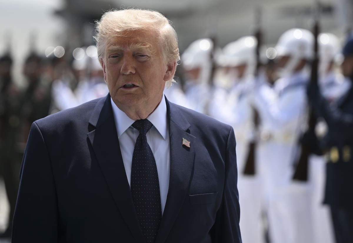 El presidente de Estados Unidos, Donald Trump, a su llegada al aeropuerto de Ankara, Turquia, para la Cumbre de la OTAN. EFE/EPA/DOGUKAN KESKINKILIC / POOL.