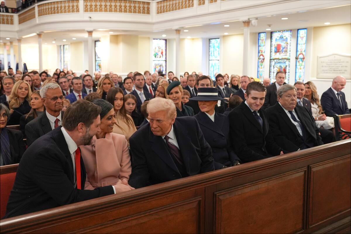 El presidente electo Donald Trump estrecha la mano del vicepresidente electo JD Vance mientras Usha Vance observa su llegada a un servicio en la Iglesia de San Juan, el lunes 20 de enero de 2025, en Washington, antes de la 60.a inauguración presidencial. //AP